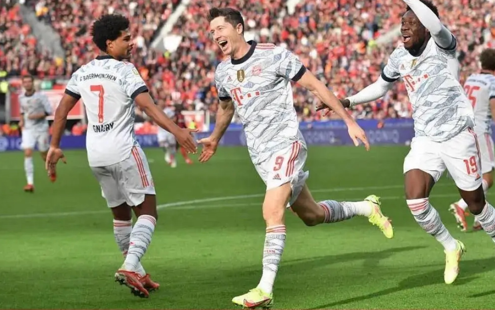 包含勒沃库森客场遭遇拜仁慕尼黑，实力悬殊的词条